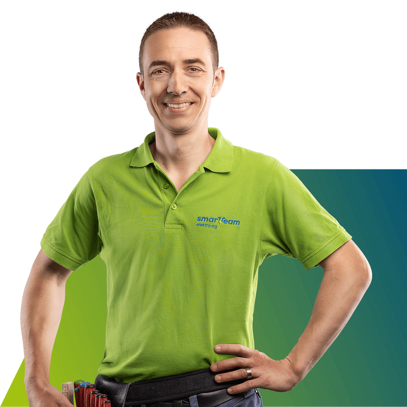 Stefan Hegner, Inhaber Smartteam Elektro und Eidg. dipl. Elektroinstallateur Mann mit grünem T-Shirt, kurzen Haaren vor grünblauem Farbverlauf