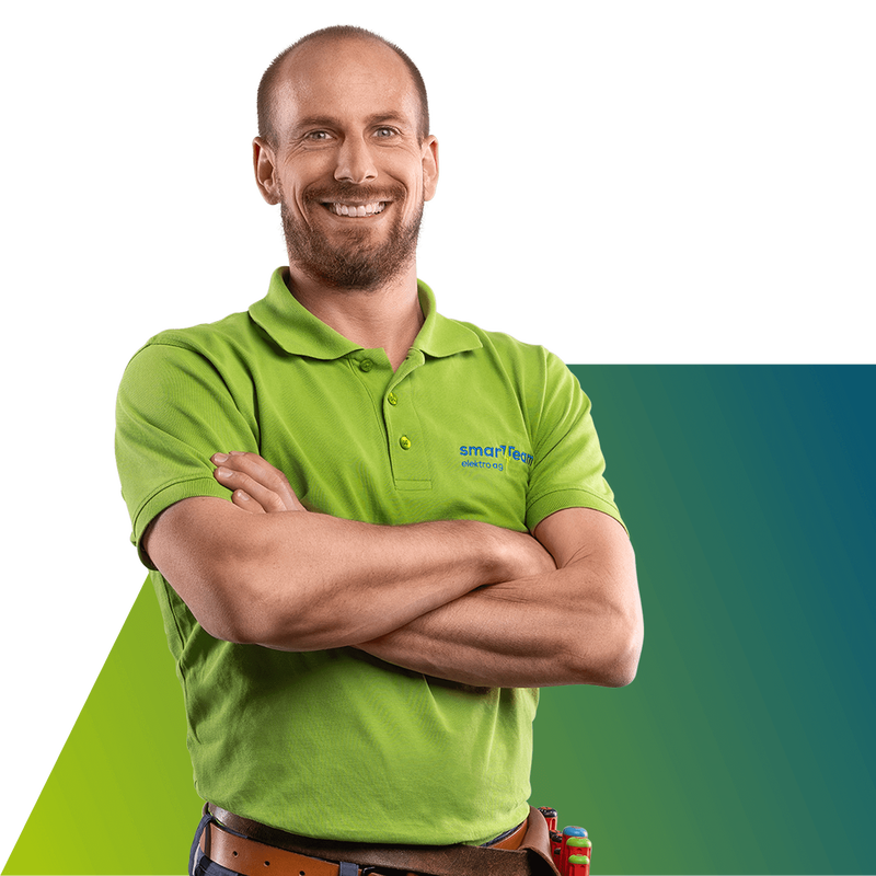 Mike Fischer, Inhaber Smartteam Elektro und Elektroprojektleiter Mann mit grünem T-Shirt, kurzen Haaren vor grünblauem Farbverlauf